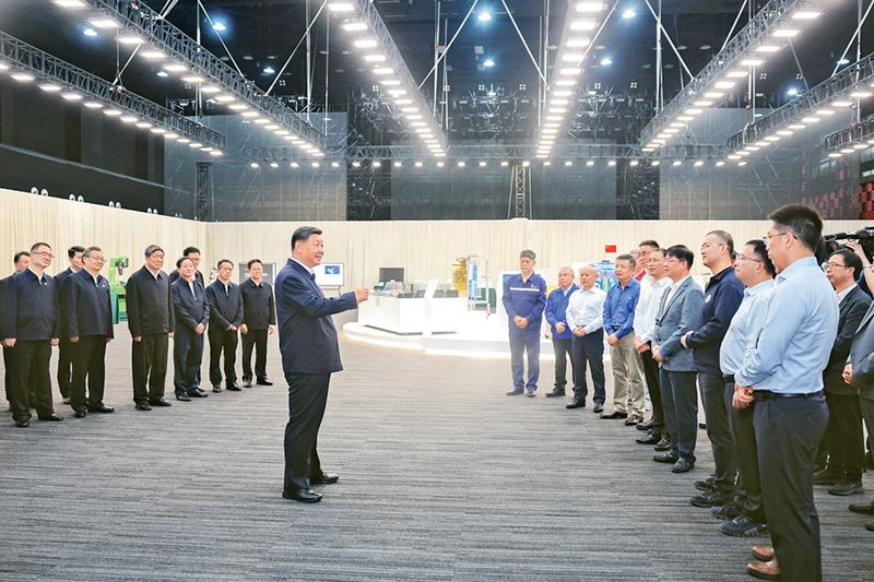 2024年10月17日至18日,中共中央总书记、国家主席、中央军委主席习近平在安徽考察。这是17日下午,习近平在合肥滨湖科学城考察时,同现场科研人员和企业负责人亲切交流。 新华社记者 鞠鹏/摄