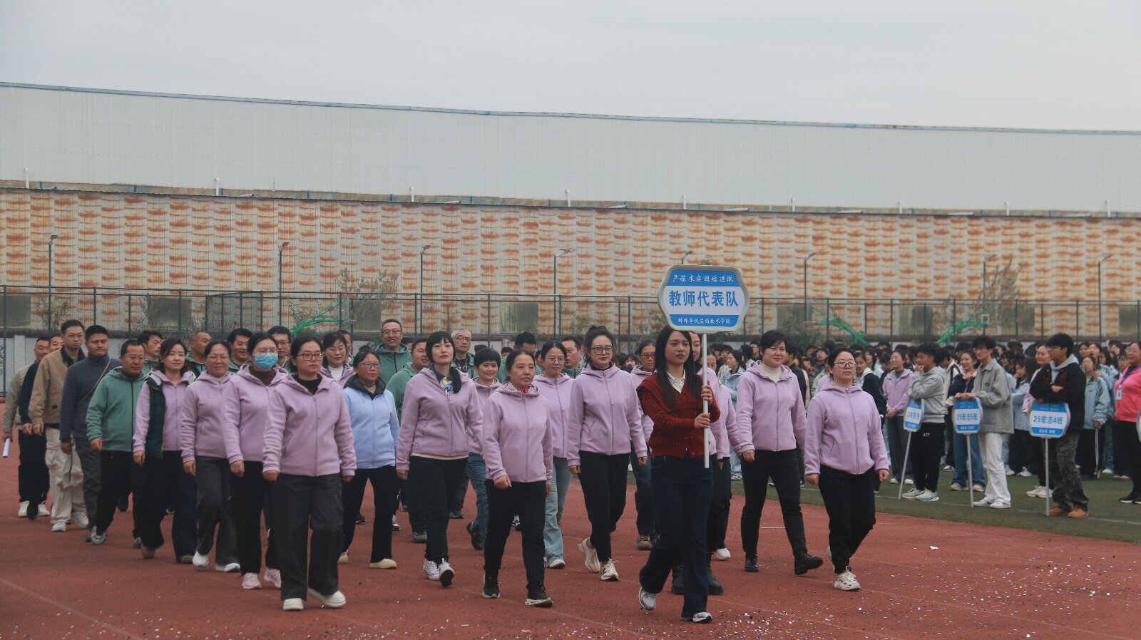 教师团队.jpg 教师团队.jpg