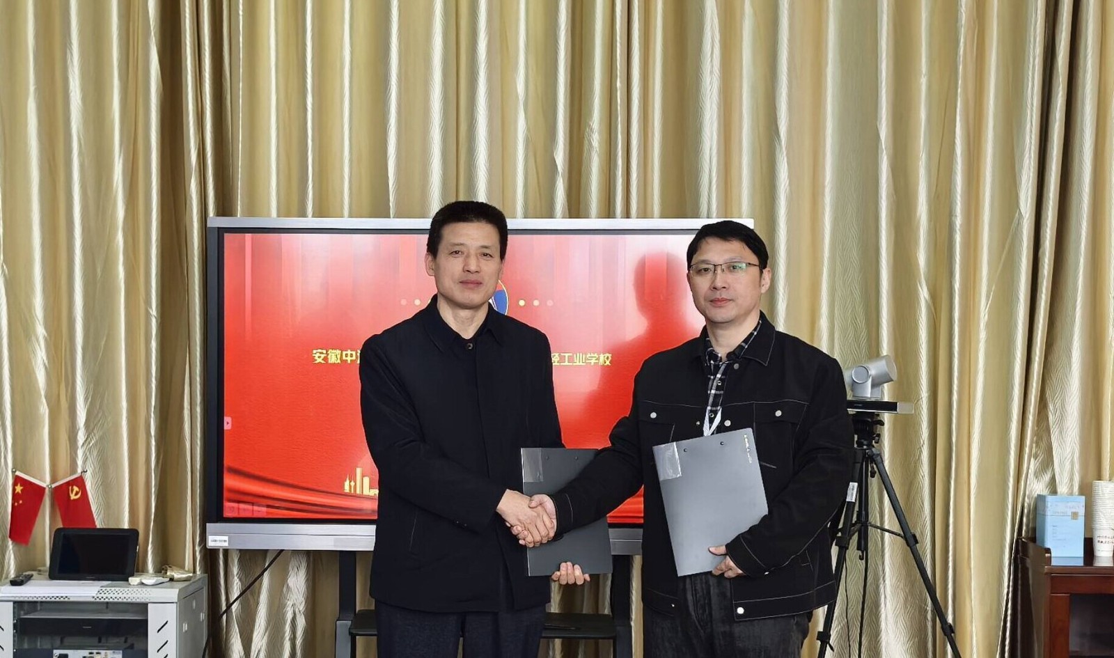 6f1b7de116c702a56780cf4600c12a98.jpg 6f1b7de116c702a56780cf4600c12a98.jpg