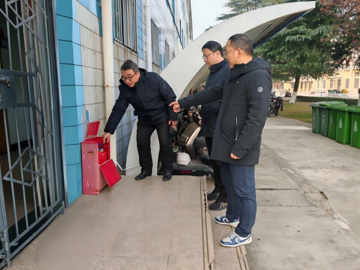 校领导检查(1).jpg 校领导检查(1).jpg